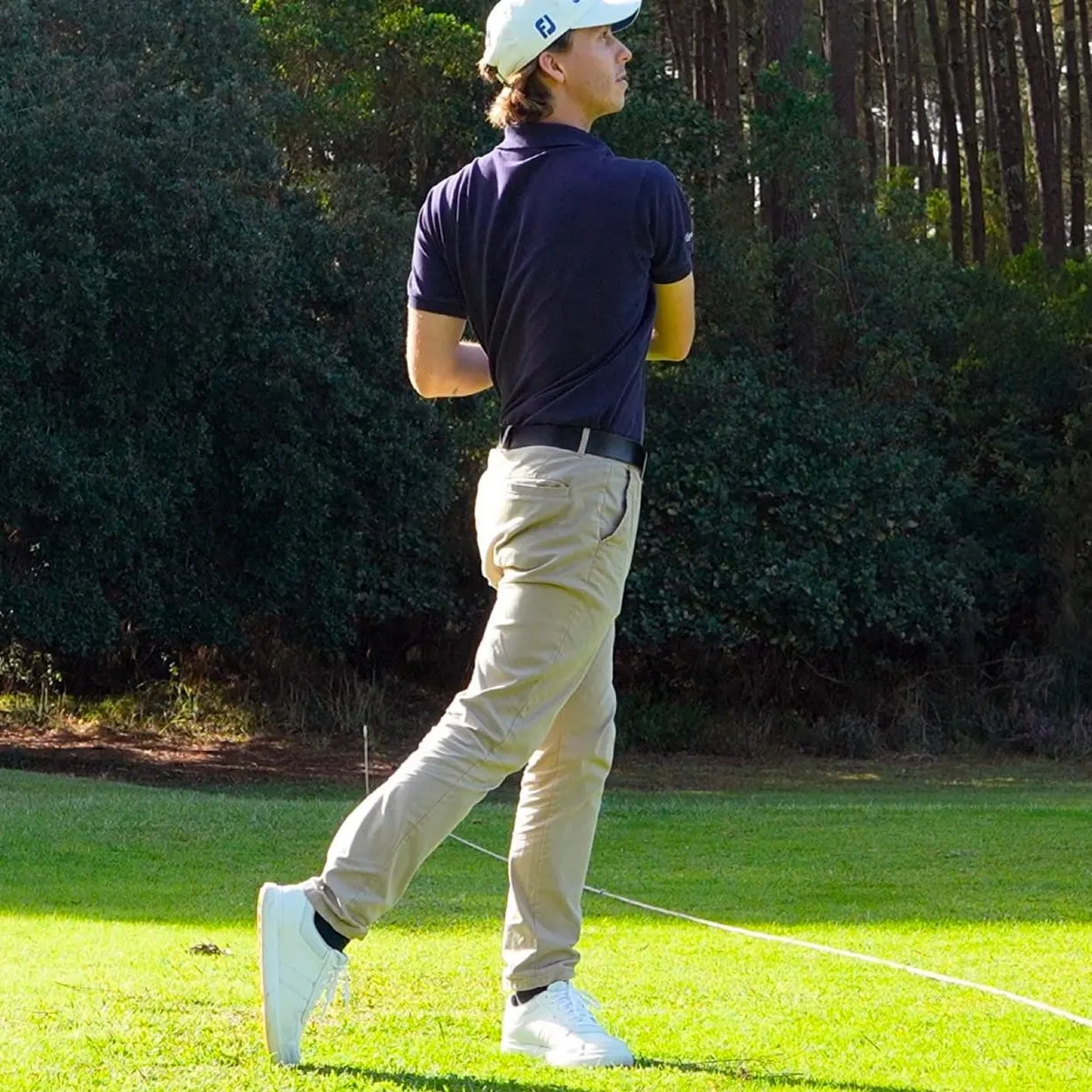 Julien Uranga en fin de swing sur un parcours bordé de pins