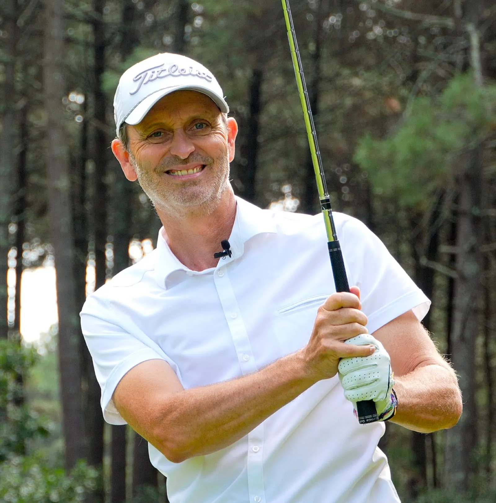 Philippe Uranga sourit, un club sur l’épaule, sur un parcours