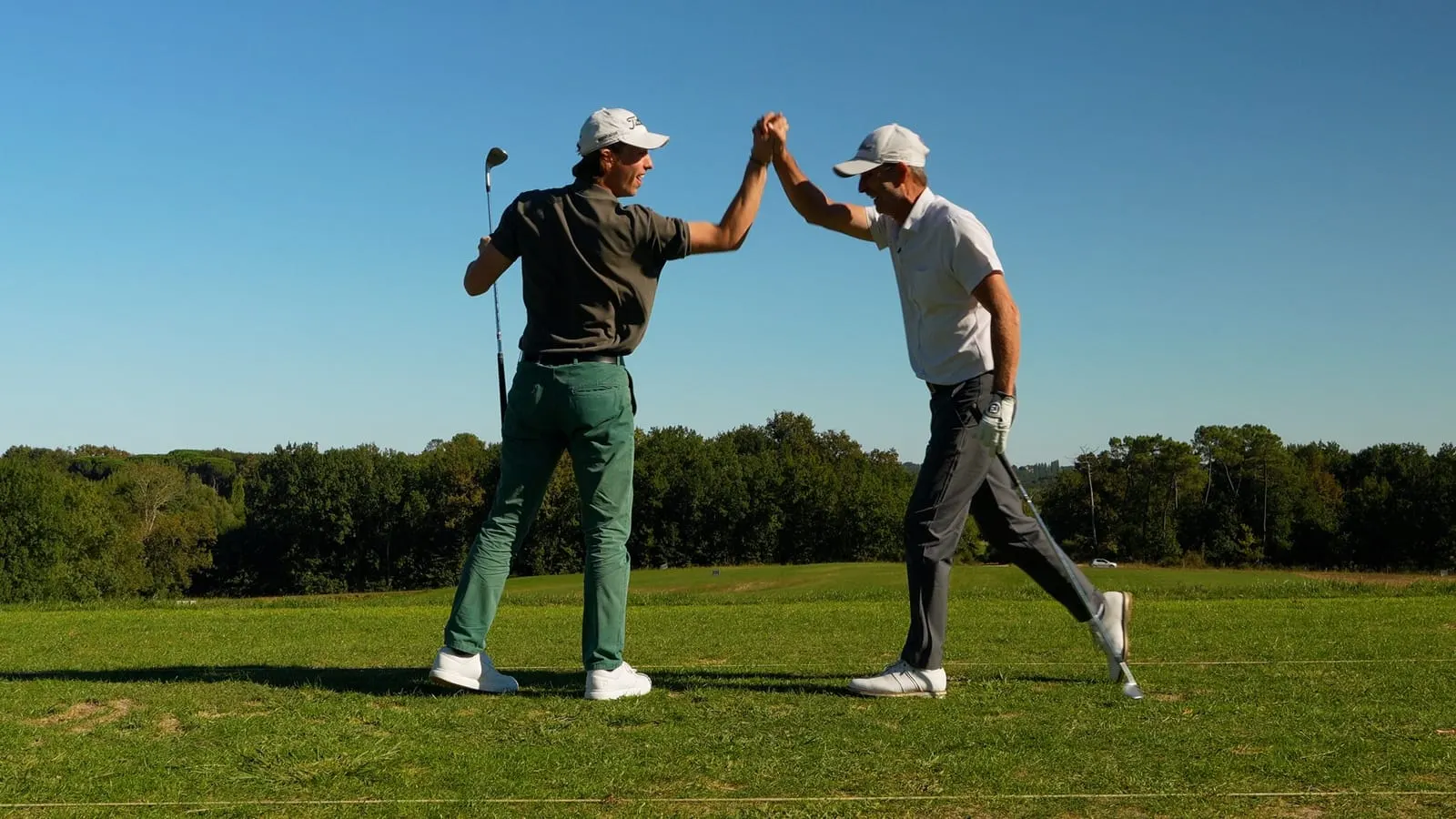 Philippe et Julien Uranga se tapent dans la main sur un practice
